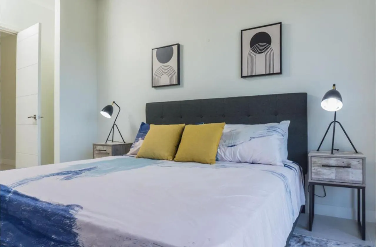 Via Apartments @ New كينغستون