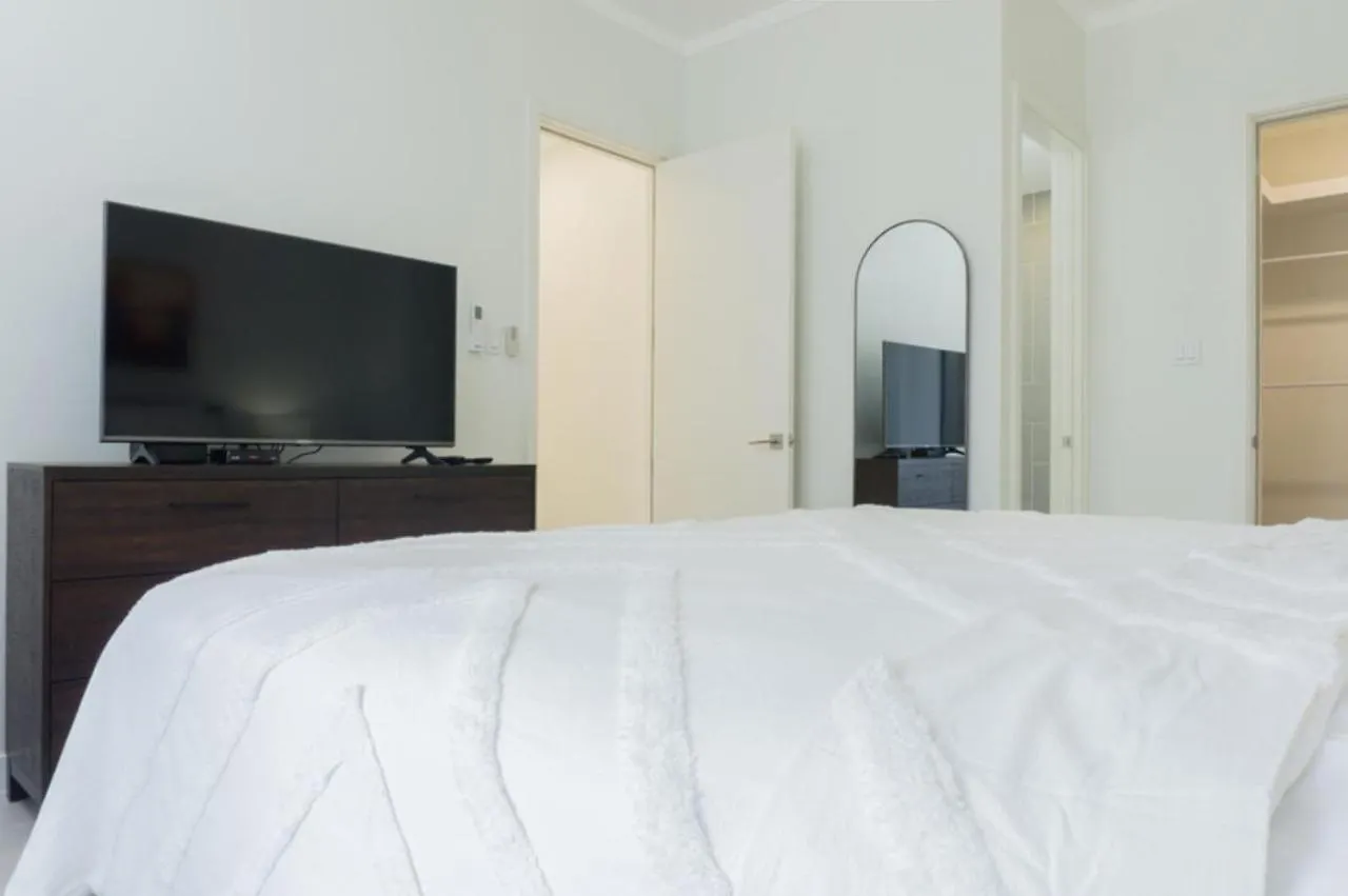 Via Apartments @ New كينغستون